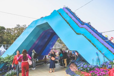 16 Mart 2025. Çiçeklerle süslenmiş canlı bir açık hava yapısı.