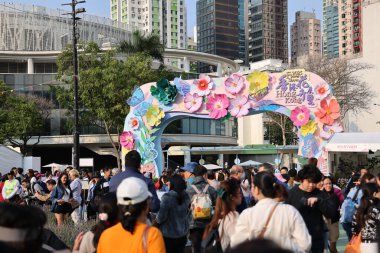 16 Mart 2025 Çiçek Festivali çarpıcı çiçek aranjmanları, büyük kalabalık, dekoratif