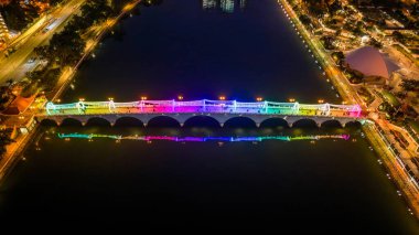 22 Aralık 2024 Parlak bir şehir manzarası sergileniyor,