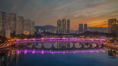 22 Aralık 2024 Parlak bir şehir manzarası sergileniyor,