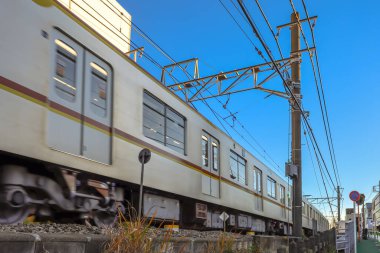 8 Aralık 2024 Huzurlu şehir manzarası evlerle dolu bir yerleşim yeri