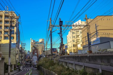 8 Aralık 2024 Huzurlu şehir manzarası evlerle dolu bir yerleşim yeri