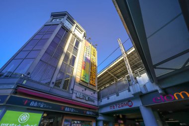 8 Aralık 2024 Temiz mavi gökyüzü altında modern bir ticari binanın ön cephesi,