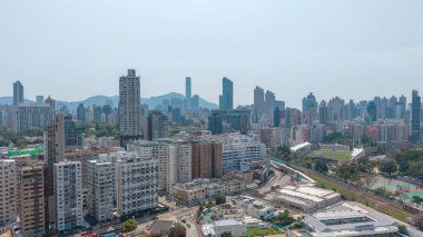 19 Mart 2025 gökdelenlerin yer aldığı gökyüzü bir dağ zeminine karşı