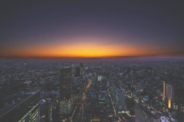 4 Aralık 2024 sakin bir günbatımının altında parlayan ışıklarla nefes kesici bir manzara.