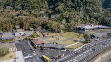 23 Mart 2025. Geleneksel Japon köyü yemyeşil tepelerin arasına kurulmuş.,