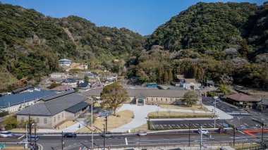 23 Mart 2025. Geleneksel Japon köyü yemyeşil tepelerin arasına kurulmuş.,