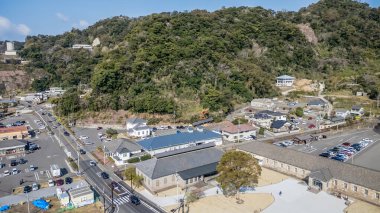 23 Mart 2025 Yeşillerle çevrili küçük bir kasabanın manzarası