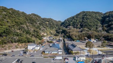 23 Mart 2025 Yeşillerle çevrili küçük bir kasabanın manzarası