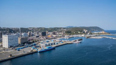 23 Mart 2025 Şehir Limanı, şehir mimarisinin yanında rıhtımlı bir feribot sergiliyor.