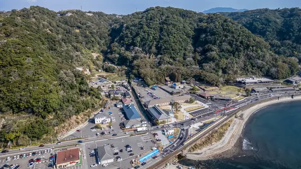 23 Mart 2025 'te sakin bir sahil kasabasında tren istasyonu bulunuyordu.