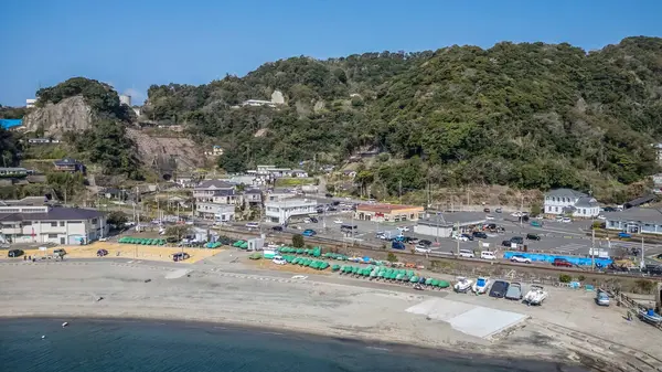 23 Mart 2025 Sahil Bölgesi Huzurlu bir sahil köyü, yemyeşil tepeler,