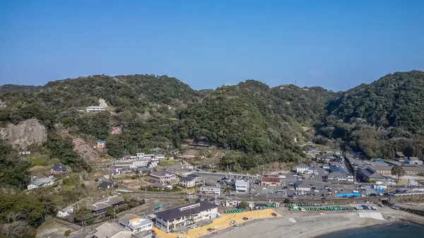 23 Mart 2025 Sahil Bölgesi Huzurlu bir sahil köyü, yemyeşil tepeler,