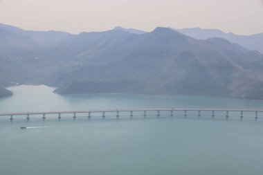 22 Mart 2025 çarpıcı hava perspektifi uzayan uzun bir köprüyü yakalıyor