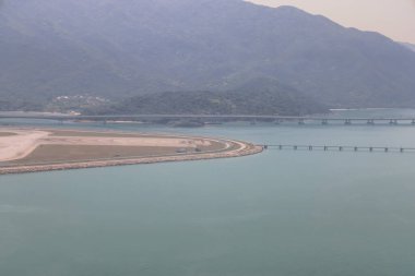 22 Mart 2025 çarpıcı hava perspektifi uzayan uzun bir köprüyü yakalıyor