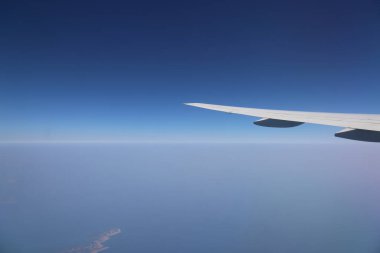 Uçuş sırasında bir uçak kanadının sakin görüntüsü,