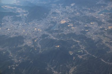 22 Mart 2025 Yoğun nüfuslu bir şehri gösteren panoramik bir hava manzarası