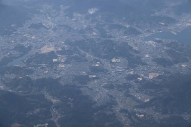 22 Mart 2025 Yoğun nüfuslu bir şehri gösteren panoramik bir hava manzarası