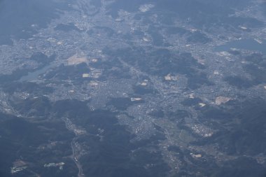22 Mart 2025 Yoğun nüfuslu bir şehri gösteren panoramik bir hava manzarası