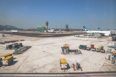 22 Mart 2025 Yoğun bir uluslararası havaalanı terminalinin görüntüsü,