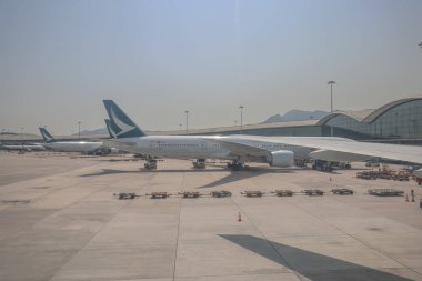 22 Mart 2025 Birden fazla uçakla hareketli bir havaalanı lojistik alanı, kargoyu vurguluyor.