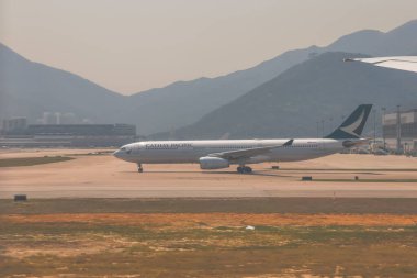 22 Mart 2025 Birden fazla uçakla hareketli bir havaalanı lojistik alanı, kargoyu vurguluyor.