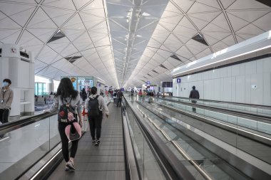 22 Mart 2025 Benzersiz mimari içeren çağdaş bir havaalanı terminalinde,