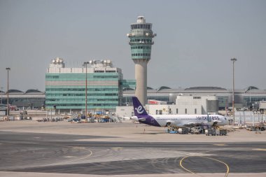 22 Mart 2025 Havaalanı 'nın geniş bir görüntüsü terminal binalarını, kontrol kulelerini gösteriyor