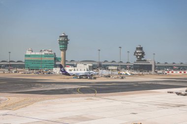 22 Mart 2025 Havaalanı 'nın geniş bir görüntüsü terminal binalarını, kontrol kulelerini gösteriyor