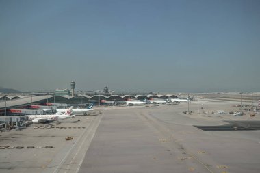 22 Mart 2025 'te çeşitli havayollarından gelen uçaklar modern bir havaalanına yanaştı.