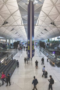 22 Mart 2025 kalabalık havaalanı terminali gezginleri