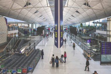 22 Mart 2025 kalabalık havaalanı terminali gezginleri