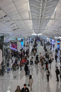 22 Mart 2025 kalabalık havaalanı terminali gezginleri