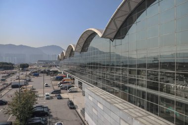 22 Mart 2025 Çağdaş mimari yapı yansıtıcı cam yüzeyi ile