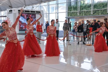 22 Mart 2025 Kırmızı geleneksel giyinen dansçılar zarif bir performans sergiliyorlar.