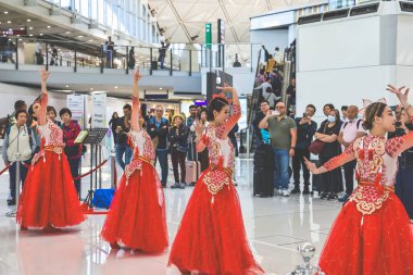 22 Mart 2025 Kırmızı geleneksel giyinen dansçılar zarif bir performans sergiliyorlar.