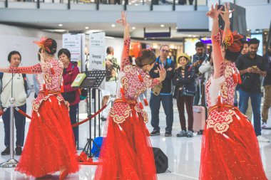 22 Mart 2025 Kırmızı geleneksel giyinen dansçılar zarif bir performans sergiliyorlar.