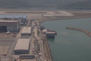 22 Mart 2025 'te nefes kesici bir hava görüntüsü geniş bir havaalanı altyapısını görüntüledi