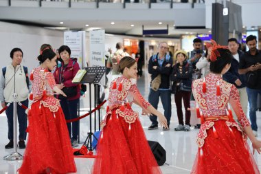 22 Mart 2025 Kırmızı geleneksel giyinen dansçılar zarif bir performans sergiliyorlar.