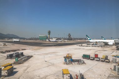 22 Mart 2025 Yoğun bir uluslararası havaalanı terminalinin görüntüsü,