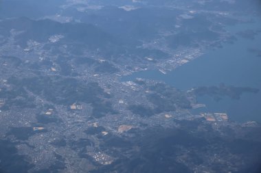 22 Mart 2025 Genişletilmiş hava fotoğrafı manzaralı bir kıyı kasabasını gösteriyor