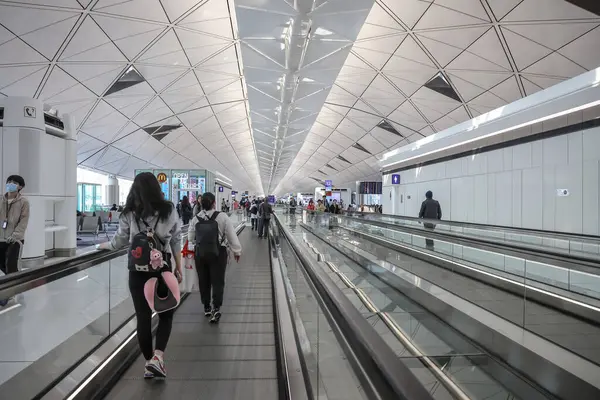 22 Mart 2025 Benzersiz mimari içeren çağdaş bir havaalanı terminalinde,