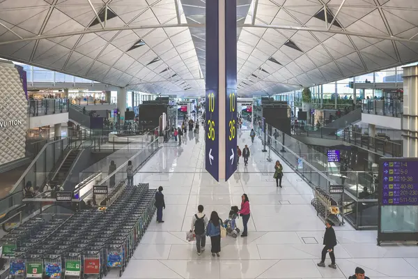 22 Mart 2025 kalabalık havaalanı terminali gezginleri