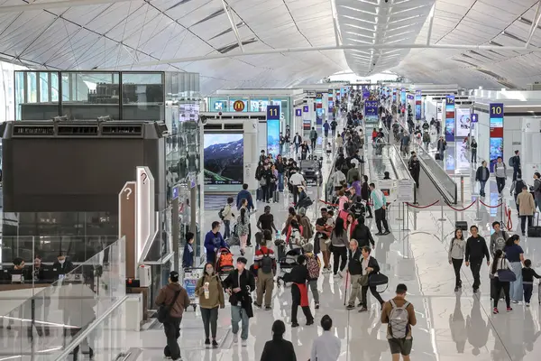 22 Mart 2025 kalabalık havaalanı terminali gezginleri