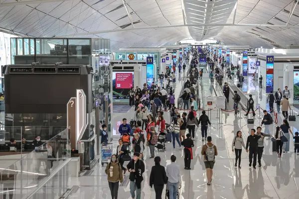 22 Mart 2025 kalabalık havaalanı terminali gezginleri