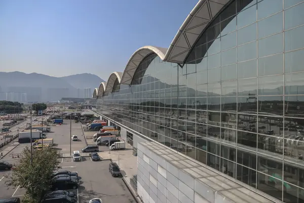 22 Mart 2025 Çağdaş mimari yapı yansıtıcı cam yüzeyi ile