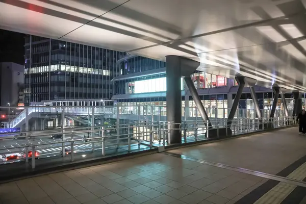 22 Mart 2025 gecesi şehir manzarasında yürüyen bireyler halka açık bir alanda