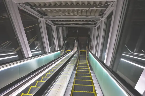 22 Mart 2025 'te modern bir binada aydınlık yürüyen merdiven manzarası