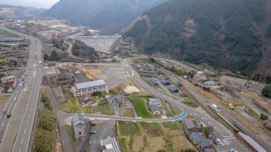 26 Mart 2025 Dağların arasına yerleşmiş bir kırsal kasaba, Japonya