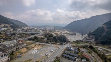 26 Mart 2025 Serene kırsal Japon köyü yeşillik ve dağın ortasında yuva yaptı.